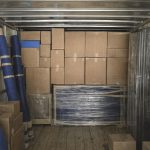 Blick in einen beladenen Transporter mit Umzugskartons und Equipment.