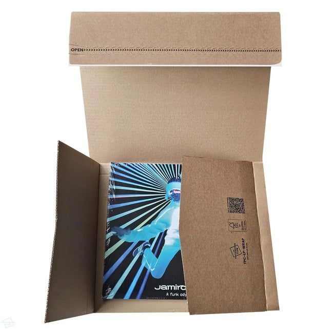 Eine geöffnete Schallplatten-Versandverpackung mit einer Jamiroquai Vinyl-LP.